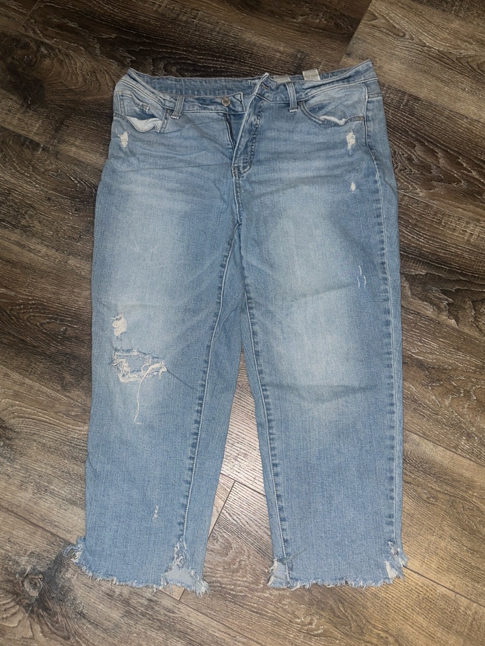 Time and Tru Light Blue Distressed Cropped Jeans
